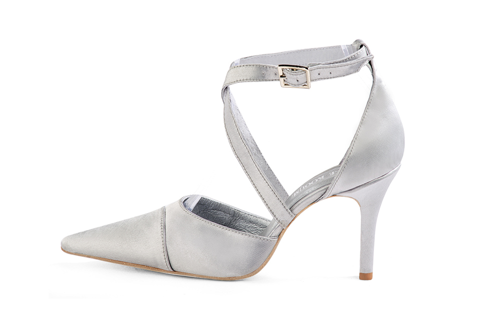 Chaussures habillées, élégantes et raffinées, ouvertes sur les côtés, avec des brides croisées, coloris argent platine. Bout pointu. Haut. Talon fin. Cérémonie, soirée, cocktail, évènementiel. Personnalisation : Choix des cuirs, 
                des couleurs et des talons. Petites et grandes pointures. - Florence KOOIJMAN