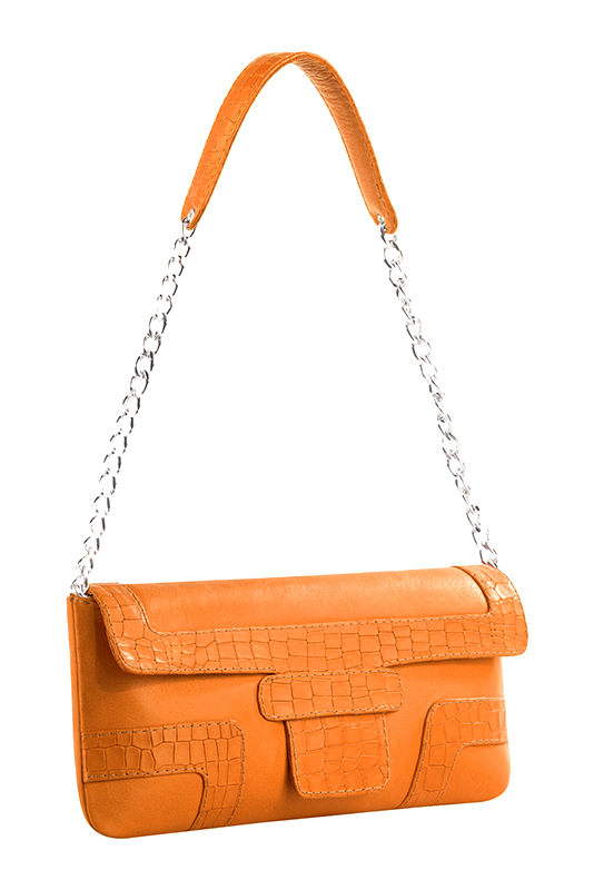 Pochette femme habillée  orange abricot pour mariage, cérémonies et soirées. 
            Personnalisation. Vue porté - Florence KOOIJMAN
