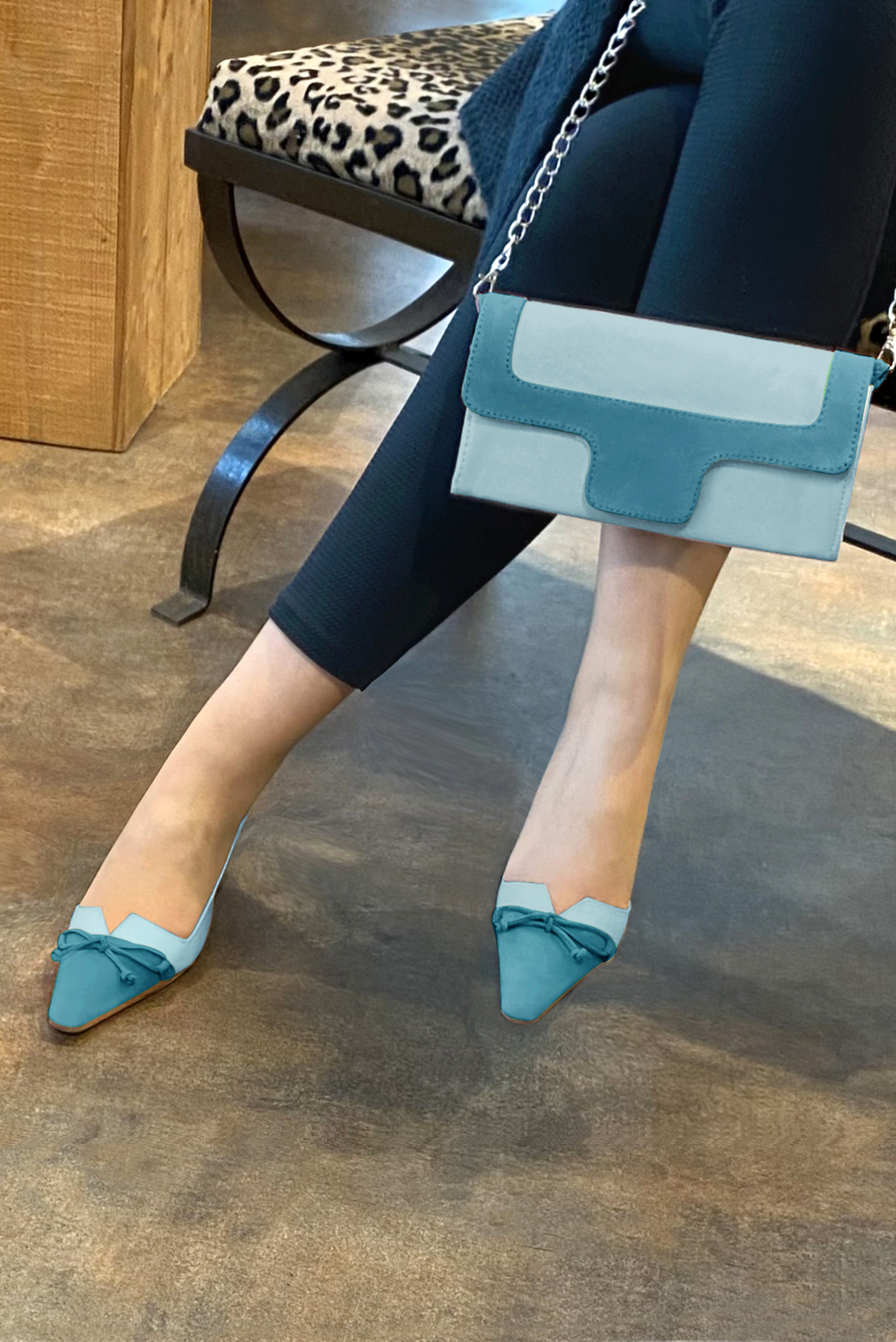 Pochette habillée femme pour cérémonie bleu ciel et bleu canard - Vue porté