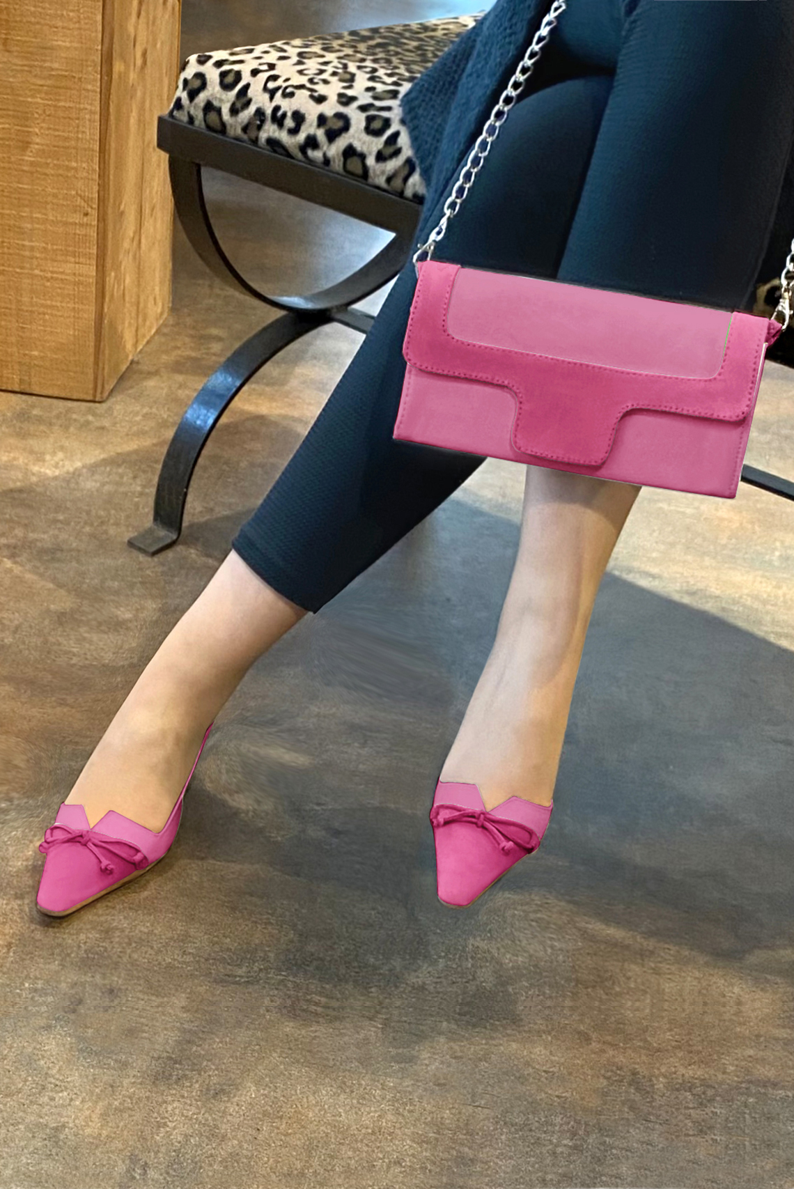 Pochette femme mariage cérémonie rose pétunia et rose fuchsia - Vue porté
