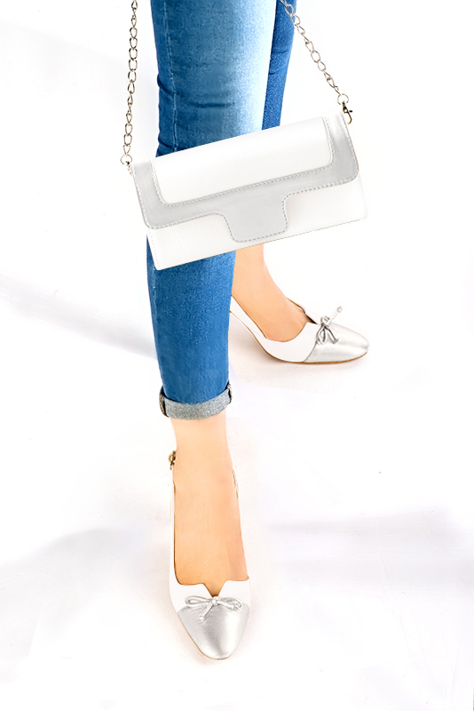 Pochette femme mariage cérémonie cuir blanc pur et argent - Vue porté