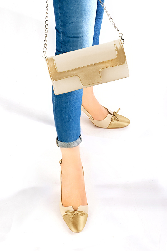 Pochette femme mariage cérémonie cuir blanc ivoire et or - Vue porté