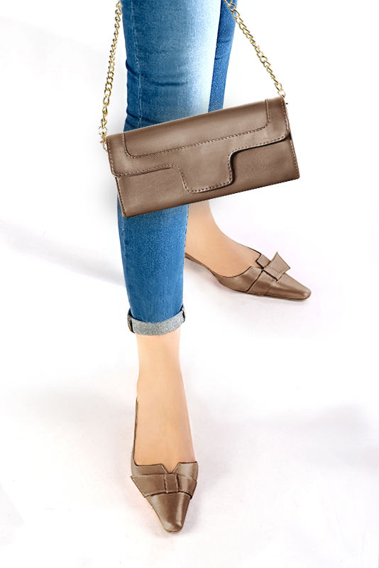 Pochette femme mariage cérémonie cuir cuivre - Vue porté