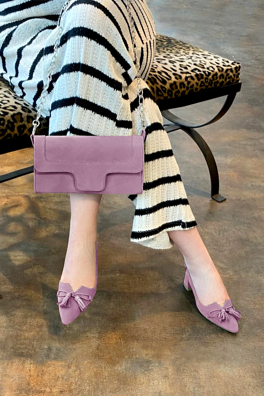 Pochette femme mariage cérémonie en cuir violet mauve - Vue porté