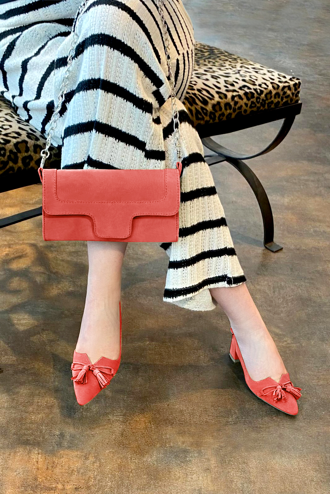 Pochette femme mariage cérémonie en cuir saumon - Vue porté