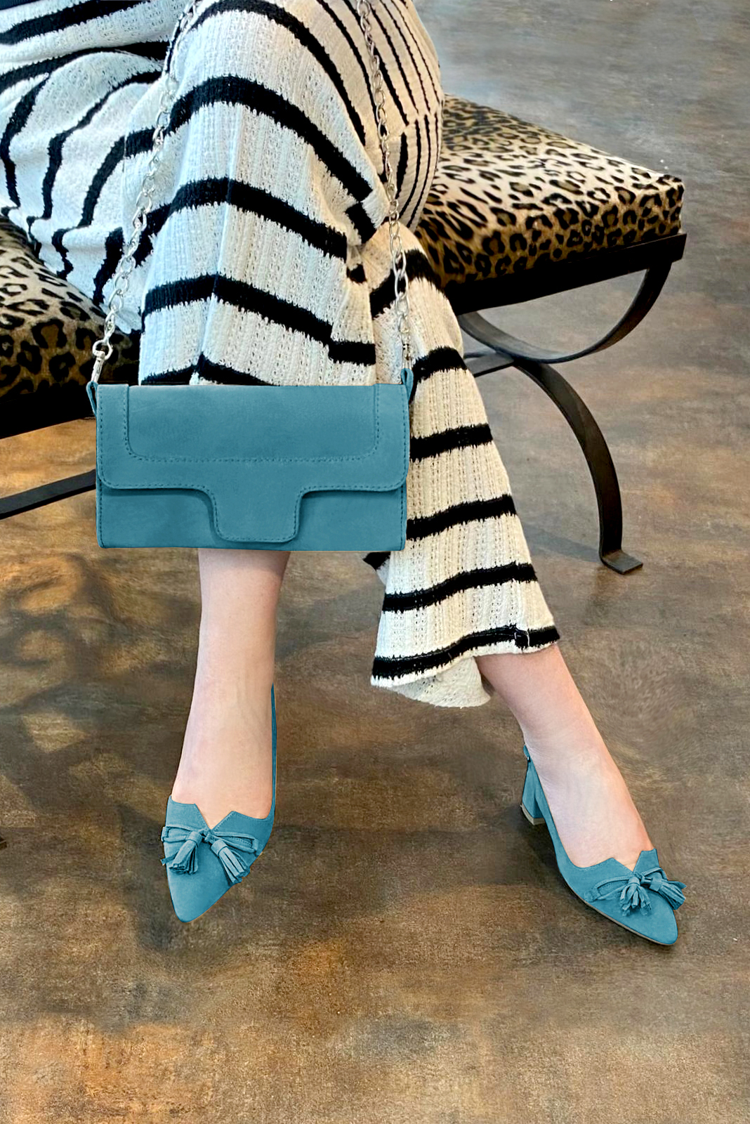 Pochette femme mariage cérémonie en cuir bleu canard - Vue porté