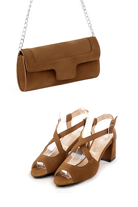 Pochette femme mariage cérémonie en cuir marron caramel - Vue porté