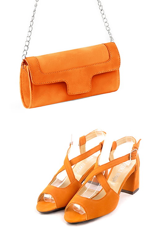 Pochette femme mariage cérémonie en cuir orange abricot - Vue porté