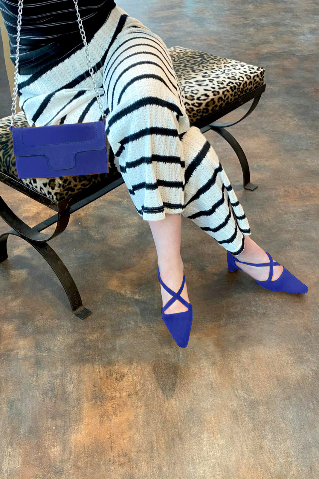 Pochette femme mariage cérémonie en cuir bleu électrique - Vue porté