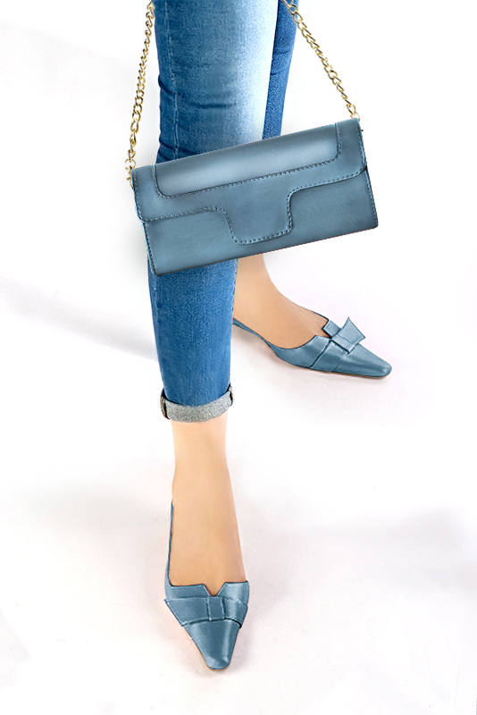 Pochette habillée femme pour cérémonie bleu canard - Vue porté
