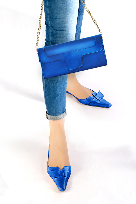 Pochette habillée femme pour cérémonie bleu électrique - Vue porté