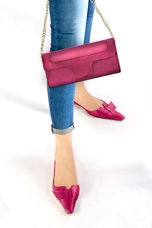 Pochette habillée femme pour cérémonie rose fuchsia - Vue porté
