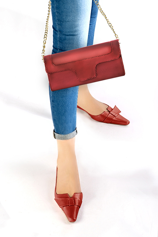 Pochette habillée femme pour cérémonie rouge carmin - Vue porté