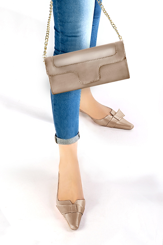 Pochette habillée femme pour cérémonie beige sahara - Vue porté