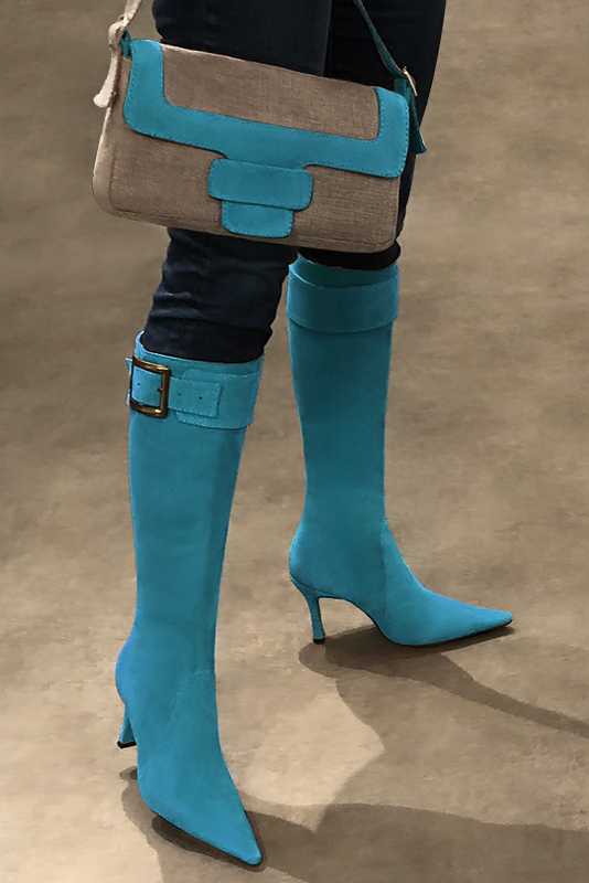 Bottes femme élégantes et raffinées en stretch, réalisées sur mesures, coloris bleu turquoise. Bout pointu. Très haut. Talon bobine. Mollets fins ou larges. Personnalisation : Choix des cuirs, des couleurs et des talons. - Florence KOOIJMAN