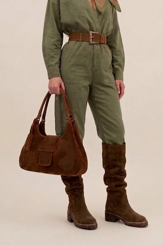 Bottes cavalière habillées femme sur mesure en cuir marron ébène à semelle en gomme et bout rond - Vue de profil