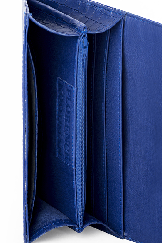 Portefeuille femme bleu électrique haut de gamme. Personnalisation. Vue porté - Florence KOOIJMAN