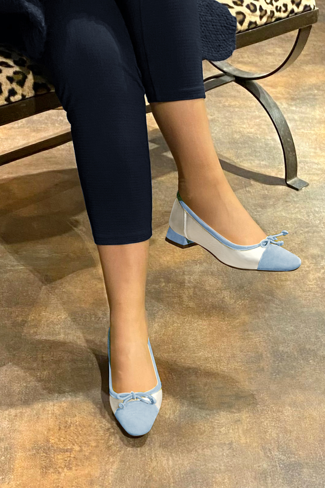 Ballerine : Ballerine avec un petit talon couleur bleu ciel et blanc pur. Bout carré. Talon plat évasé. Vue porté - Florence KOOIJMAN