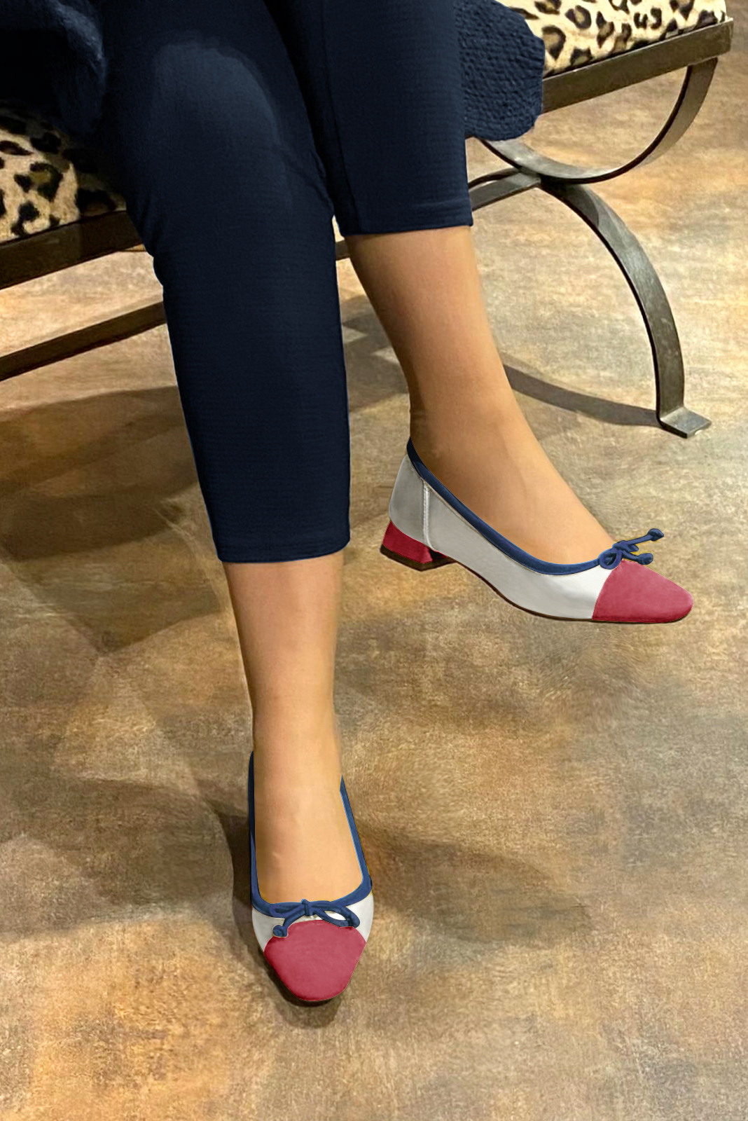 Ballerine : Ballerine avec un petit talon couleur rouge framboise, argent platine et bleu marine. Bout carré. Talon plat évasé. Vue porté - Florence KOOIJMAN