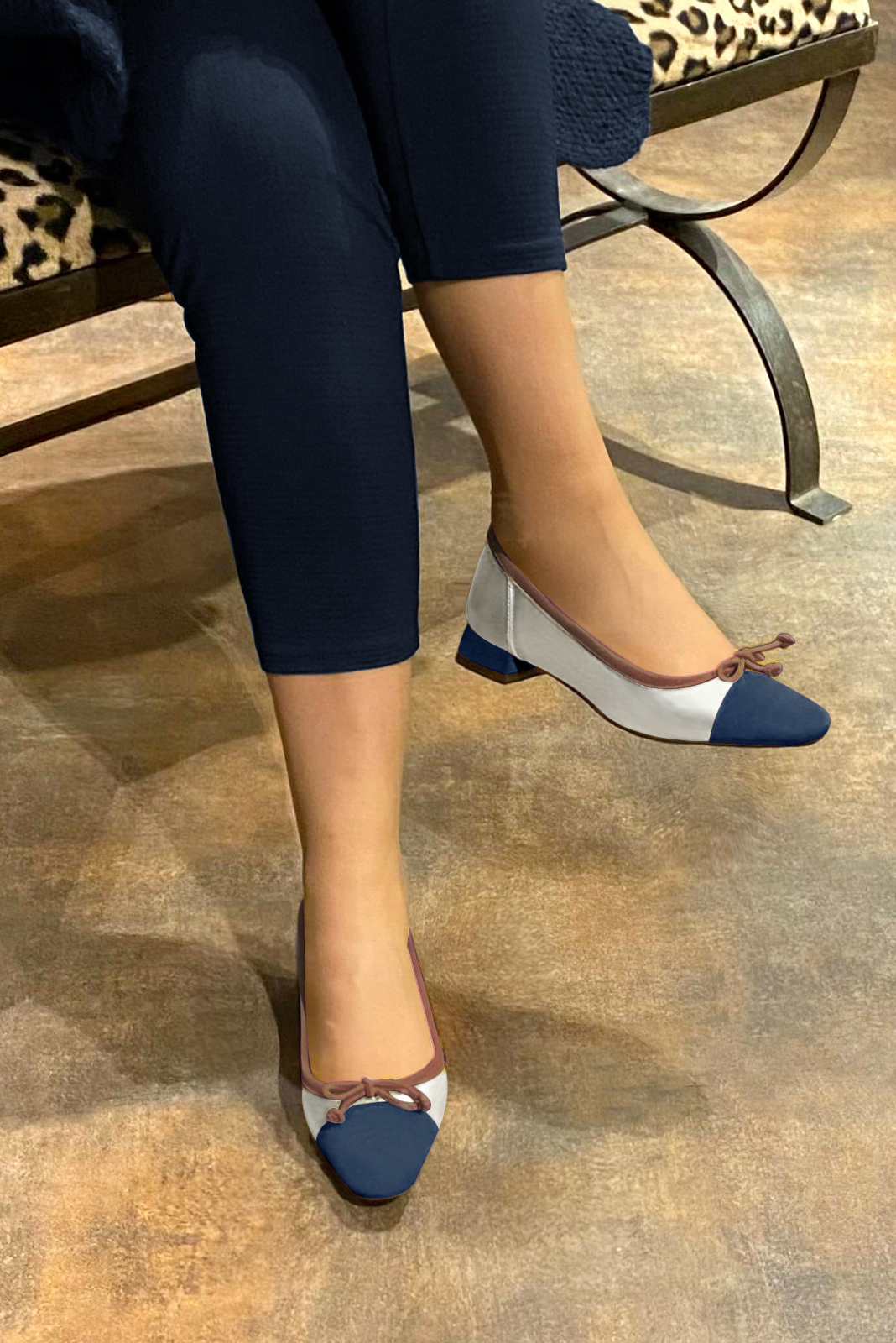 Ballerine : Ballerine avec un petit talon couleur bleu marine, argent platine et marron chocolat. Bout carré. Talon plat évasé. Vue porté - Florence KOOIJMAN