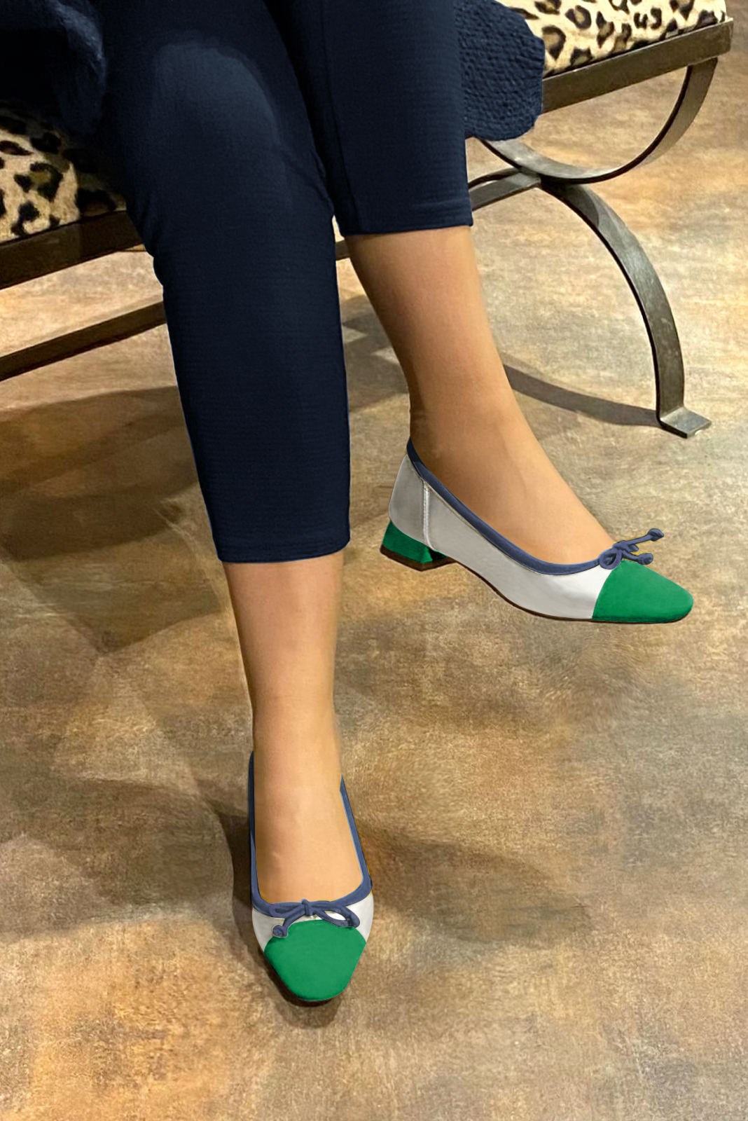 Ballerine : Ballerine avec un petit talon couleur vert émeraude, argent platine et bleu denim. Bout carré. Talon plat évasé. Vue porté - Florence KOOIJMAN