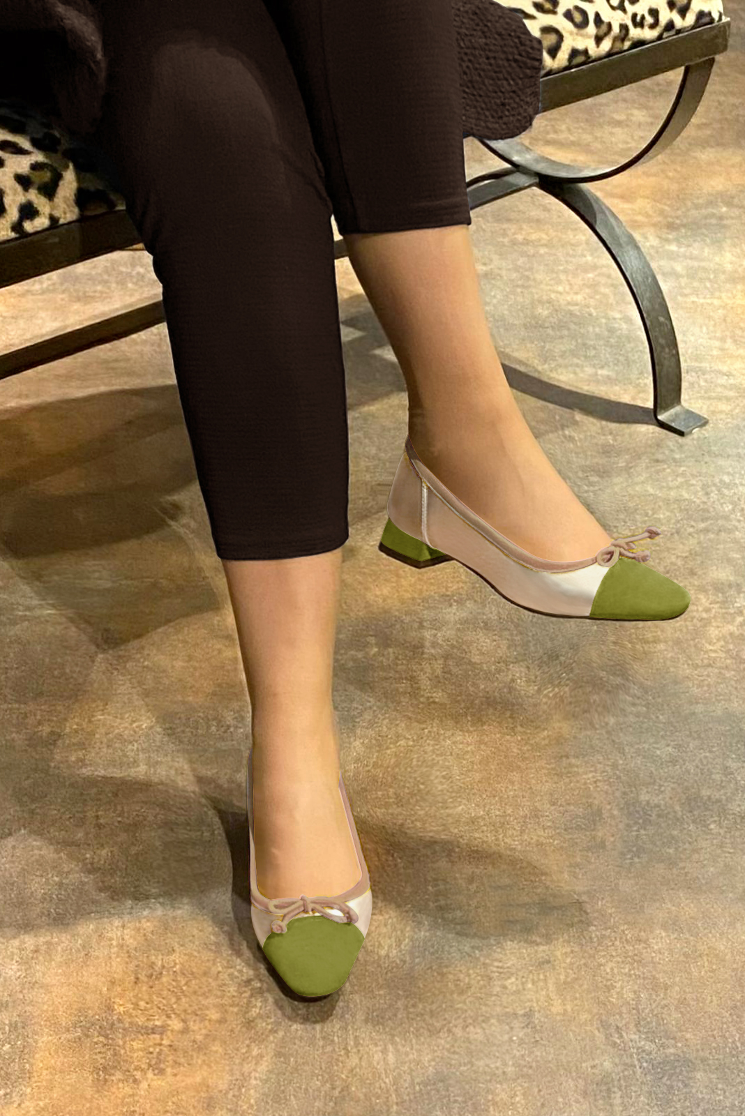 Ballerine : Ballerine avec un petit talon couleur vert pistache, or doré et beige biscuit. Bout carré. Talon plat évasé. Vue porté - Florence KOOIJMAN