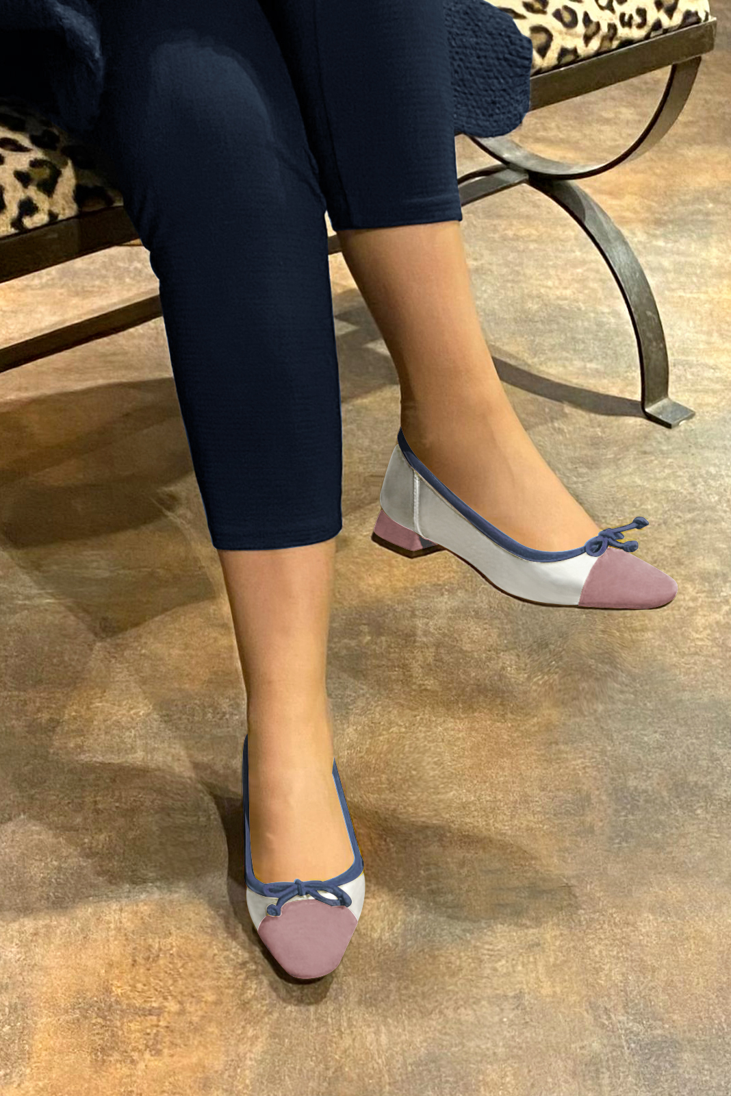 Ballerine : Ballerine avec un petit talon couleur rose vieux rose, argent platine et bleu denim. Bout carré. Talon plat évasé. Vue porté - Florence KOOIJMAN