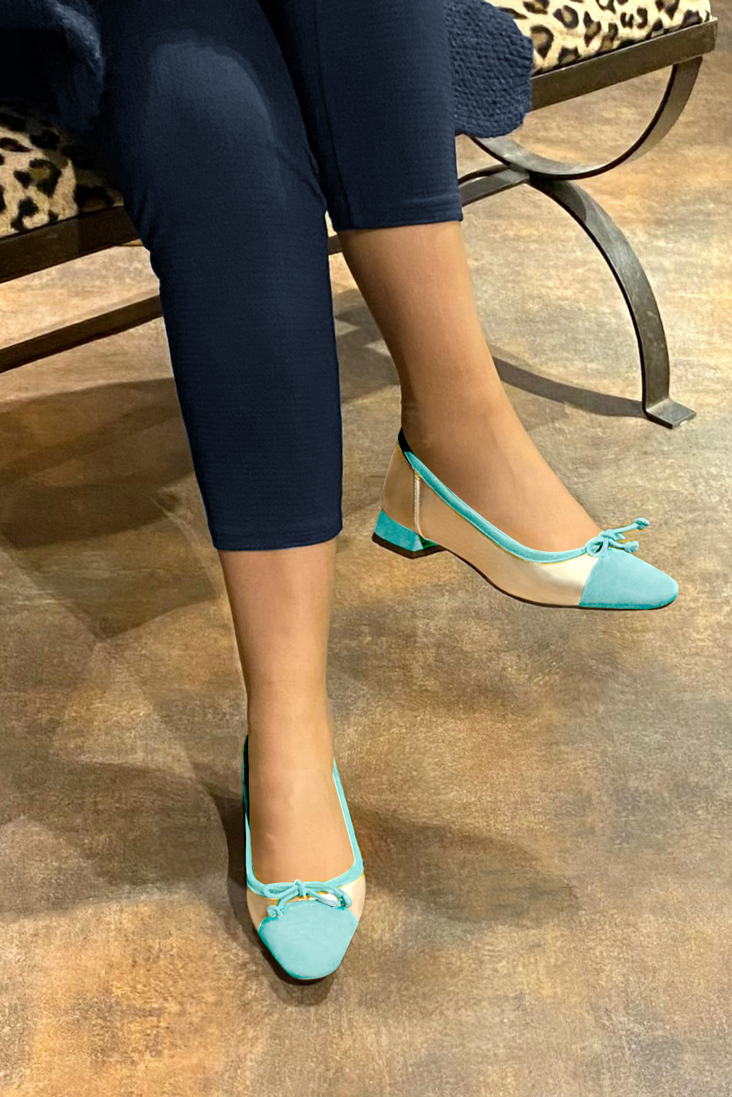 Ballerine : Ballerine avec un petit talon couleur bleu lagon et or doré. Bout carré. Talon plat évasé. Vue porté - Florence KOOIJMAN