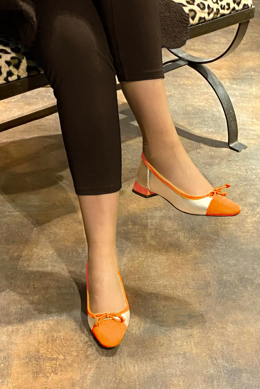Ballerines habillées, élégantes et raffinées, avec un petit talon, coloris orange abricot et or doré. Bout carré. Plat. Talon évasé. Personnalisation : Choix des cuirs, des couleurs et des talons. Petites et grandes pointures. - Florence KOOIJMAN