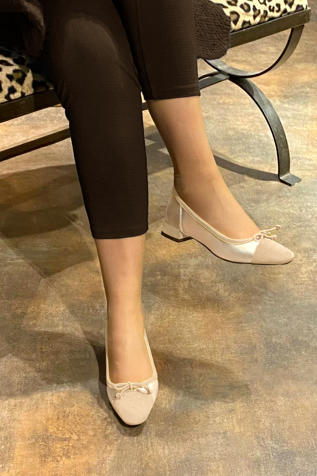 Ballerine : Ballerine avec un petit talon couleur blanc ivoire et or doré. Bout carré. Talon plat évasé. Vue porté - Florence KOOIJMAN