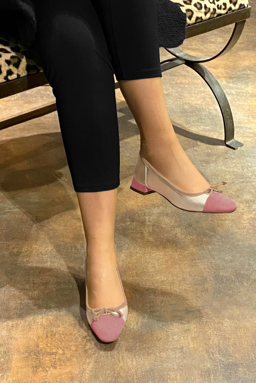 Ballerine : Ballerine avec un petit talon couleur rose vieux rose, or doré et beige biscuit. Bout carré. Talon plat évasé. Vue porté - Florence KOOIJMAN