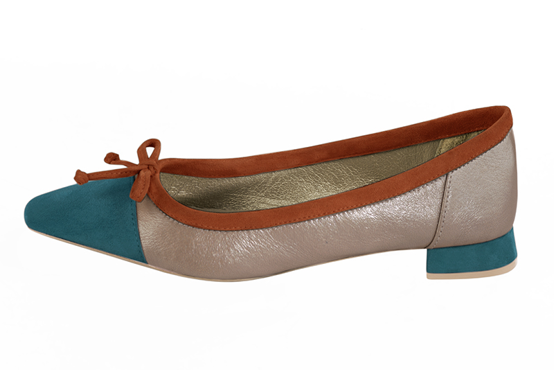 Ballerines habillées, élégantes et raffinées, avec un petit talon, coloris bleu canard, beige sahara et orange corail. Bout carré. Plat. Talon évasé. Personnalisation : Choix des cuirs, des couleurs et des talons. Petites et grandes pointures. - Florence KOOIJMAN