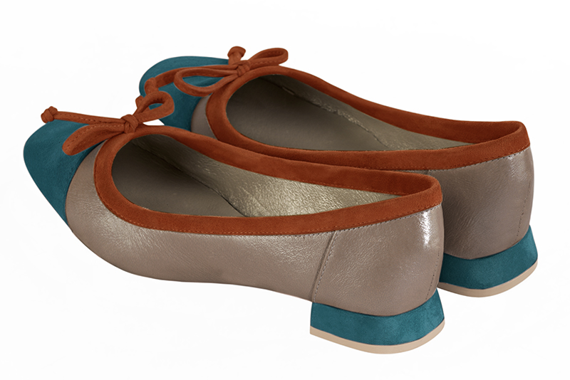 Ballerines habillées, élégantes et raffinées, avec un petit talon, coloris bleu canard, beige sahara et orange corail. Bout carré. Plat. Talon évasé. Personnalisation : Choix des cuirs, des couleurs et des talons. Petites et grandes pointures. - Florence KOOIJMAN