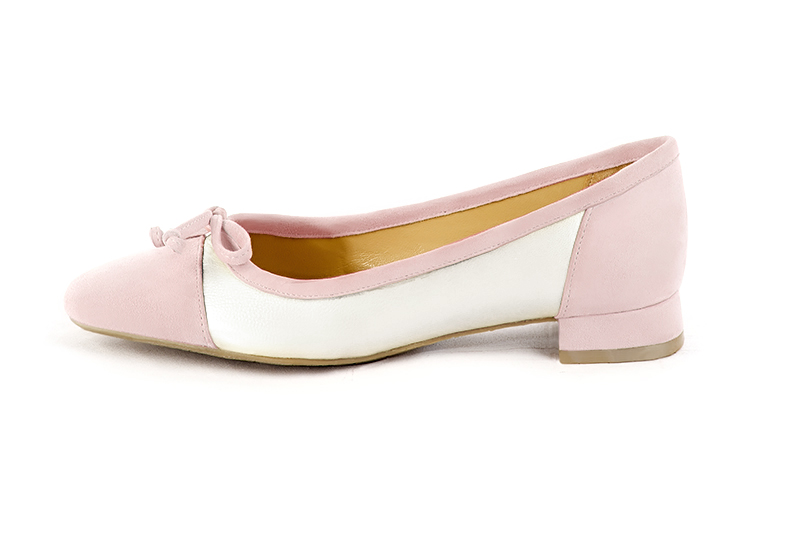 Chaussure femme plate : Ballerine avec un petit talon haut de gamme couleur rose poudré et blanc pur. Choix des talons - Florence KOOIJMAN