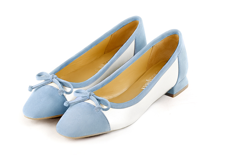 Chaussure femme plate : Ballerine avec un petit talon haut de gamme couleur bleu ciel et blanc pur. Choix des talons - Florence KOOIJMAN