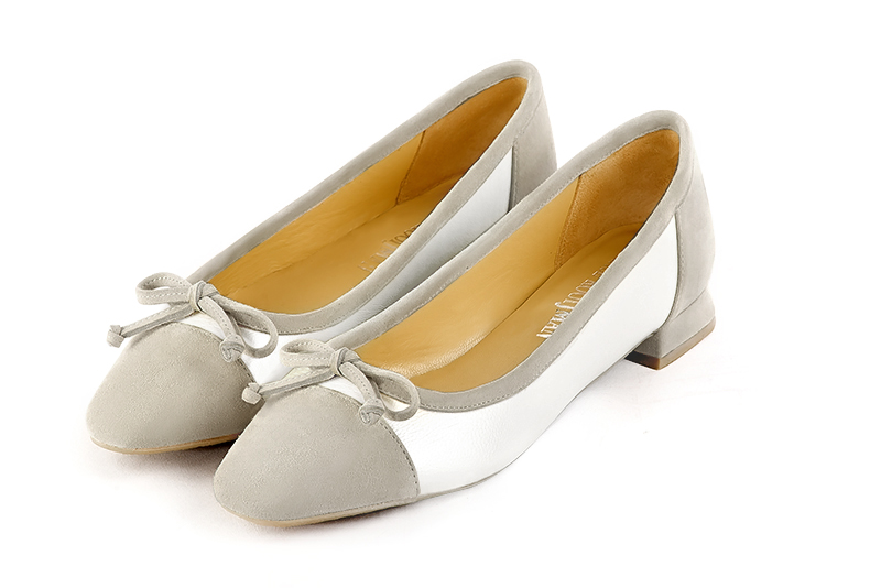 Chaussure femme plate : Ballerine avec un petit talon haut de gamme couleur blanc cassé. Choix des talons - Florence KOOIJMAN