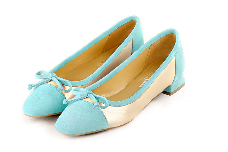 Chaussure femme plate : Ballerine avec un petit talon haut de gamme couleur bleu lagon et or doré. Choix des talons - Florence KOOIJMAN