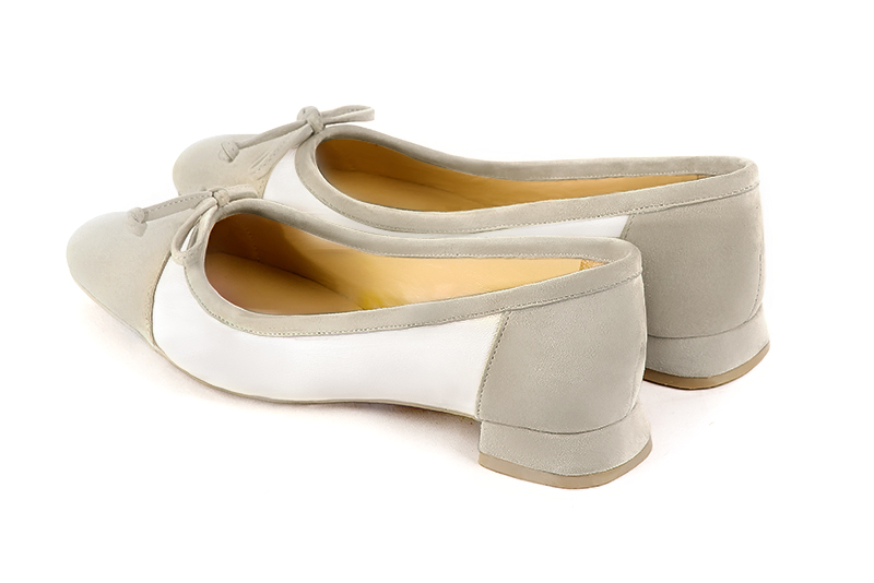 Chaussure femme plate : Ballerine avec un petit talon haut de gamme couleur blanc cassé. Choix des talons - Florence KOOIJMAN