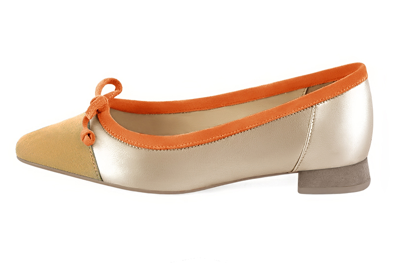 Ballerines habillées, élégantes et raffinées, avec un petit talon, coloris jaune ocre, or doré et orange abricot. Bout carré. Plat. Talon évasé. Personnalisation : Choix des cuirs, des couleurs et des talons. Petites et grandes pointures. - Florence KOOIJMAN