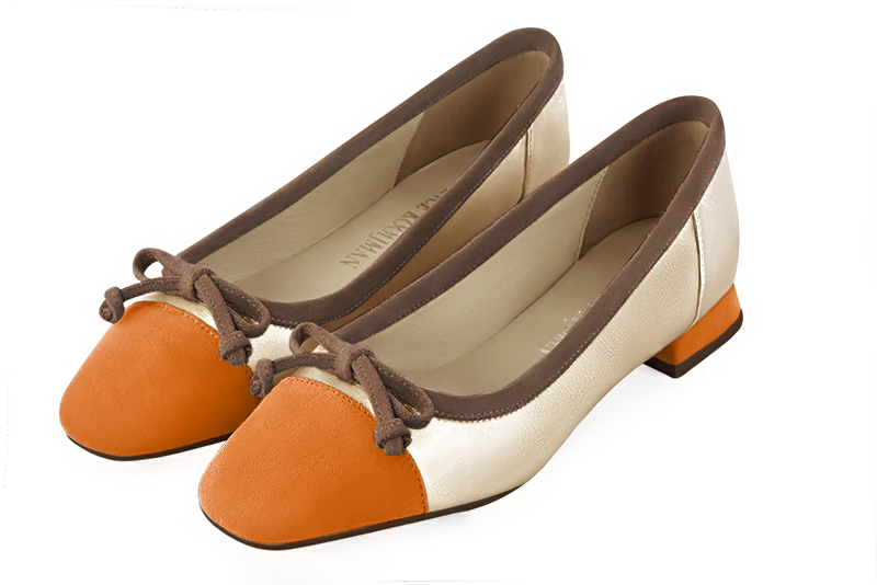 Chaussure femme plate : Ballerine avec un petit talon haut de gamme couleur orange abricot, or doré et marron chocolat. Choix des talons - Florence KOOIJMAN