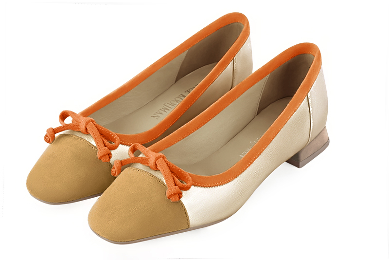 Ballerines habillées, élégantes et raffinées, avec un petit talon, coloris jaune ocre, or doré et orange abricot. Bout carré. Plat. Talon évasé. Personnalisation : Choix des cuirs, des couleurs et des talons. Petites et grandes pointures. - Florence KOOIJMAN