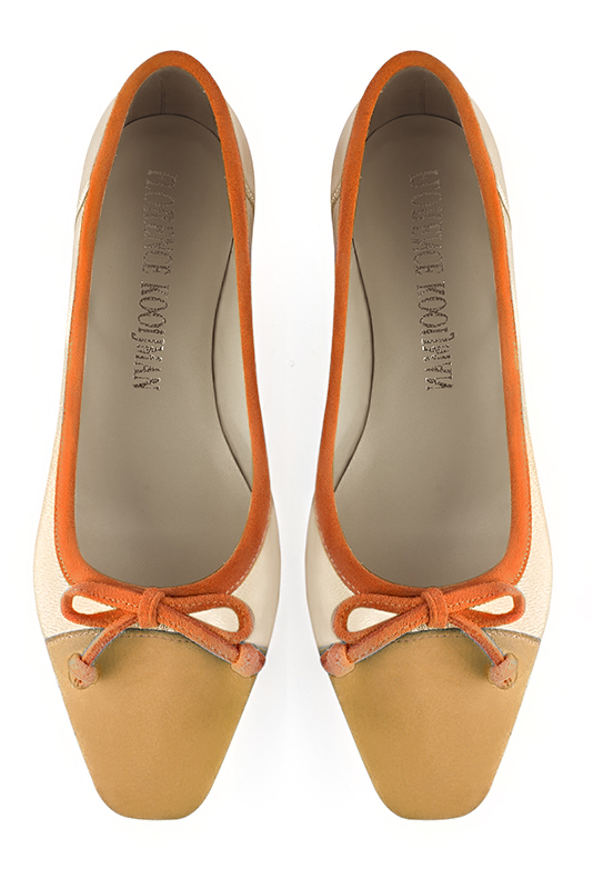 Ballerine : Ballerine avec un petit talon couleur jaune ocre, or doré et orange abricot. Bout carré. Talon plat évasé. Vue du dessus - Florence KOOIJMAN