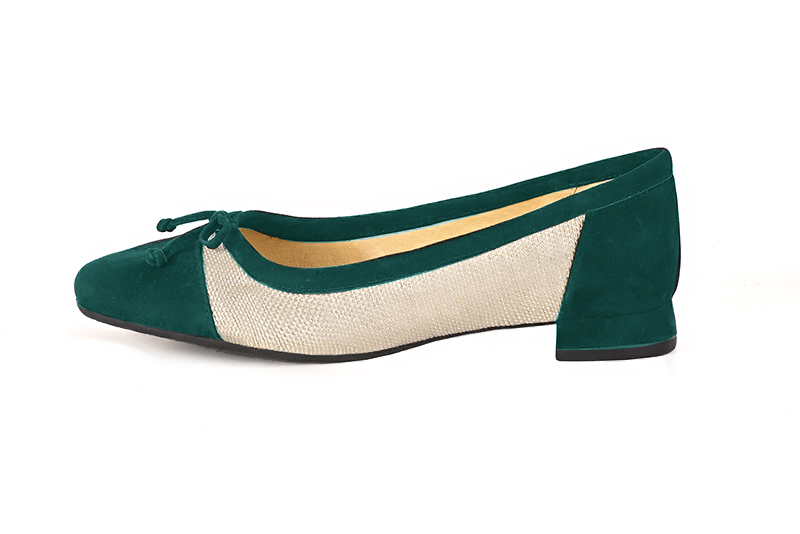 Ballerine : Ballerine avec un petit talon couleur vert émeraude et beige naturel. Bout carré. Talon plat évasé. Vue de profil - Florence KOOIJMAN