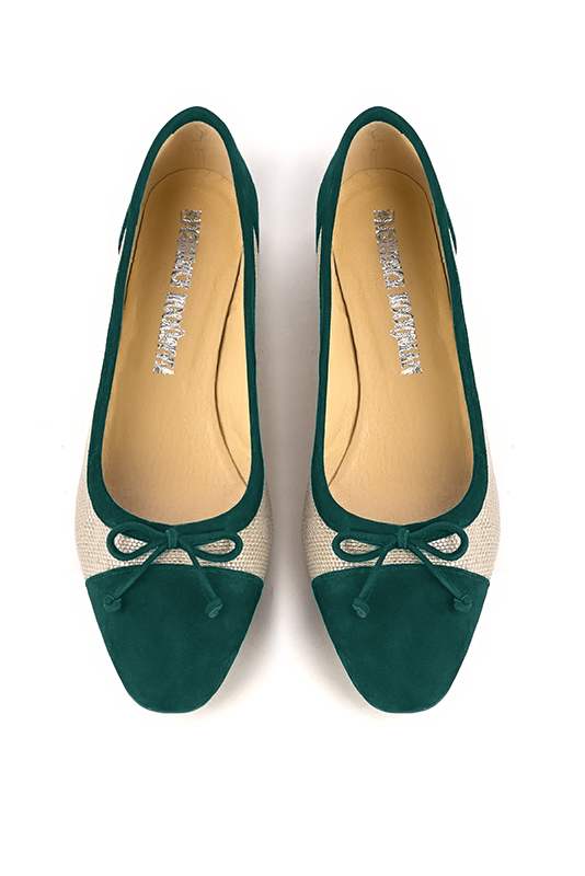 Ballerine : Ballerine avec un petit talon couleur vert émeraude et beige naturel. Bout carré. Talon plat évasé. Vue du dessus - Florence KOOIJMAN