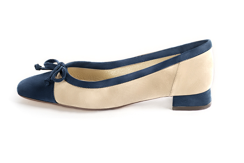 Chaussure femme plate : Ballerine avec un petit talon haut de gamme couleur bleu marine et blanc ivoire. Choix des talons - Florence KOOIJMAN