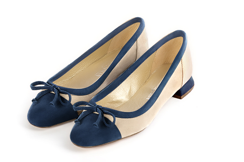Chaussure femme plate : Ballerine avec un petit talon haut de gamme couleur bleu marine et blanc ivoire. Choix des talons - Florence KOOIJMAN