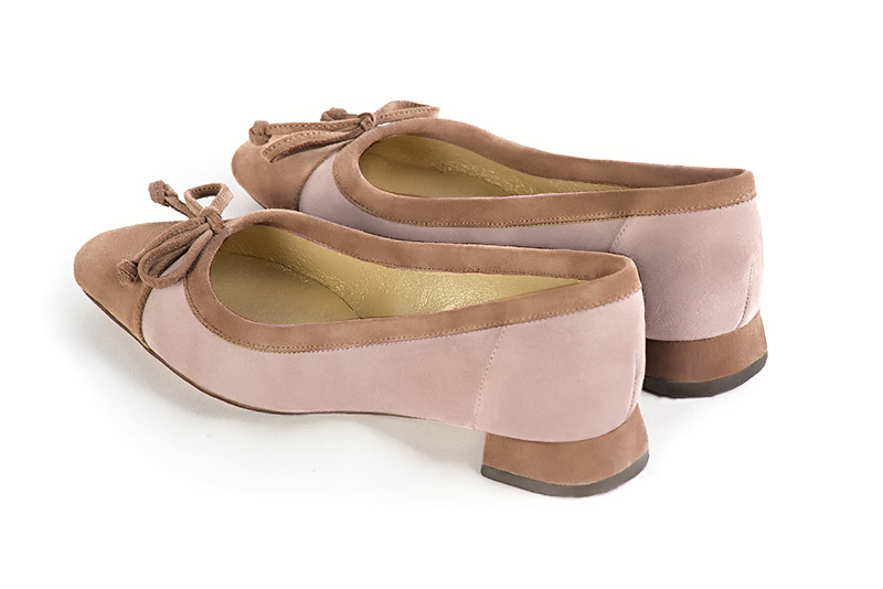 Chaussure femme plate : Ballerine avec un petit talon haut de gamme couleur beige biscuit et rose poudré. Choix des talons - Florence KOOIJMAN