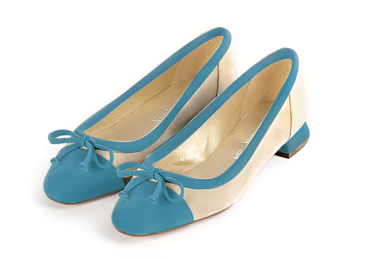Chaussure femme plate : Ballerine avec un petit talon haut de gamme couleur bleu canard et blanc ivoire. Choix des talons - Florence KOOIJMAN