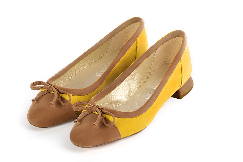 Chaussure femme plate : Ballerine avec un petit talon haut de gamme couleur beige camel et jaune soleil. Choix des talons - Florence KOOIJMAN