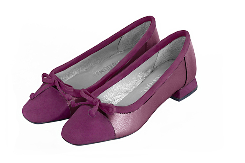 Ballerines habillées, élégantes et raffinées, avec un petit talon, coloris violet myrtille. Bout carré. Plat. Talon évasé. Personnalisation : Choix des cuirs, des couleurs et des talons. Petites et grandes pointures. - Florence KOOIJMAN